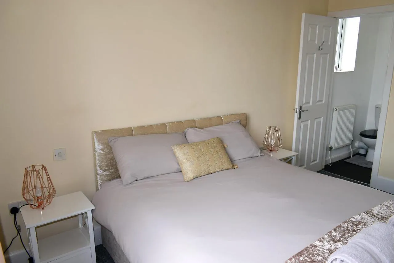 Beach Escape 4 Bedroom House, Sleeps 11, 2 Free Parking, Garden, Wifi, Smart Tv, Newly Decorated Bournemouth