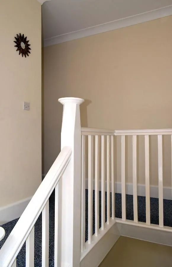 Beach Escape 4 Bedroom House, Sleeps 11, 2 Free Parking, Garden, Wifi, Smart Tv, Newly Decorated Bournemouth