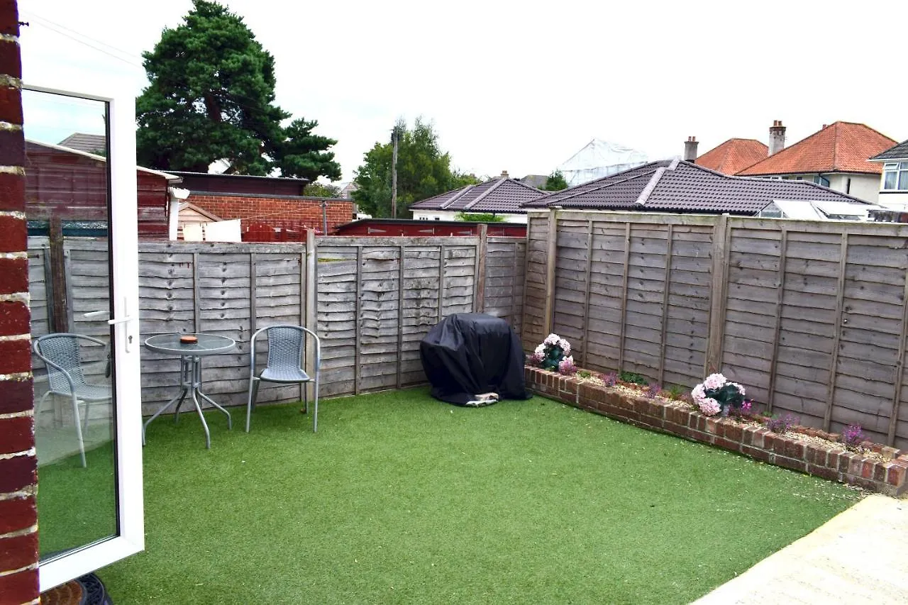 Beach Escape 4 Bedroom House, Sleeps 11, 2 Free Parking, Garden, Wifi, Smart Tv, Newly Decorated Bournemouth Holiday home