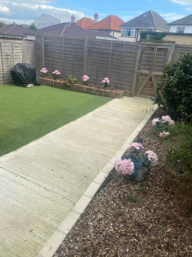 Holiday home Beach Escape 4 Bedroom House, Sleeps 11, 2 Free Parking, Garden, Wifi, Smart Tv, Newly Decorated Bournemouth