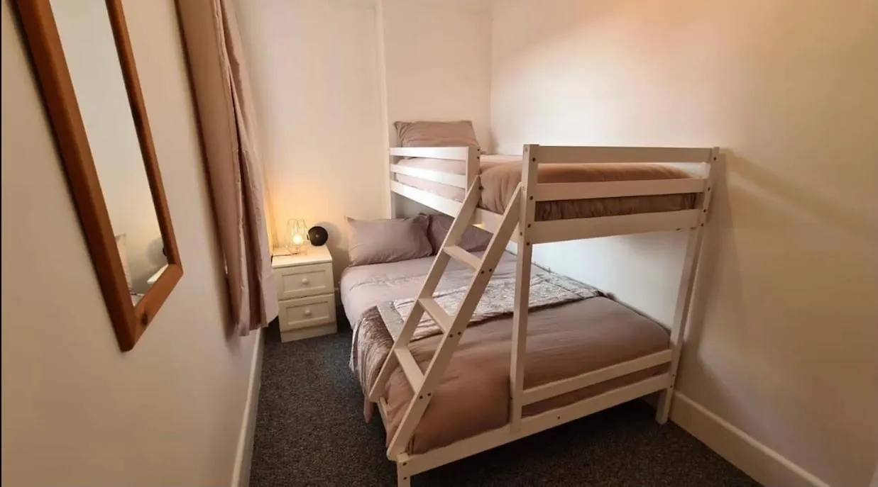 Beach Escape 4 Bedroom House, Sleeps 11, 2 Free Parking, Garden, Wifi, Smart Tv, Newly Decorated Bournemouth Vakantiehuis