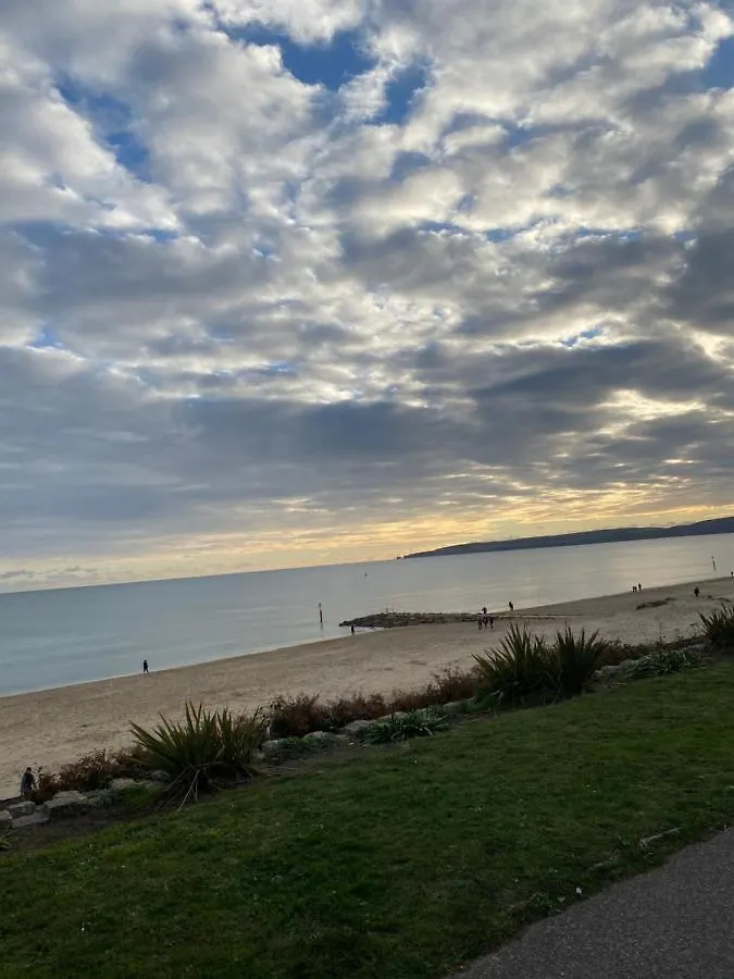 Beach Escape 4 Bedroom House, Sleeps 11, 2 Free Parking, Garden, Wifi, Smart Tv, Newly Decorated Bournemouth Verenigd Koninkrijk