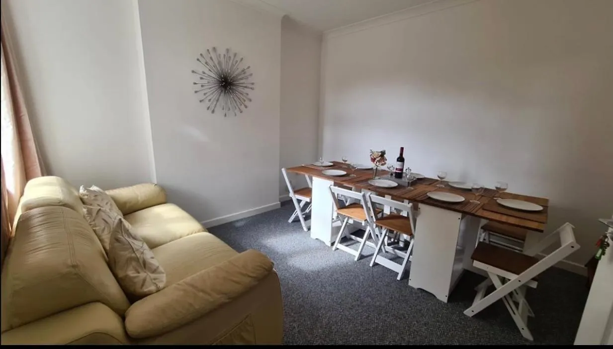 Beach Escape 4 Bedroom House, Sleeps 11, 2 Free Parking, Garden, Wifi, Smart Tv, Newly Decorated Bournemouth 0*,  Verenigd Koninkrijk