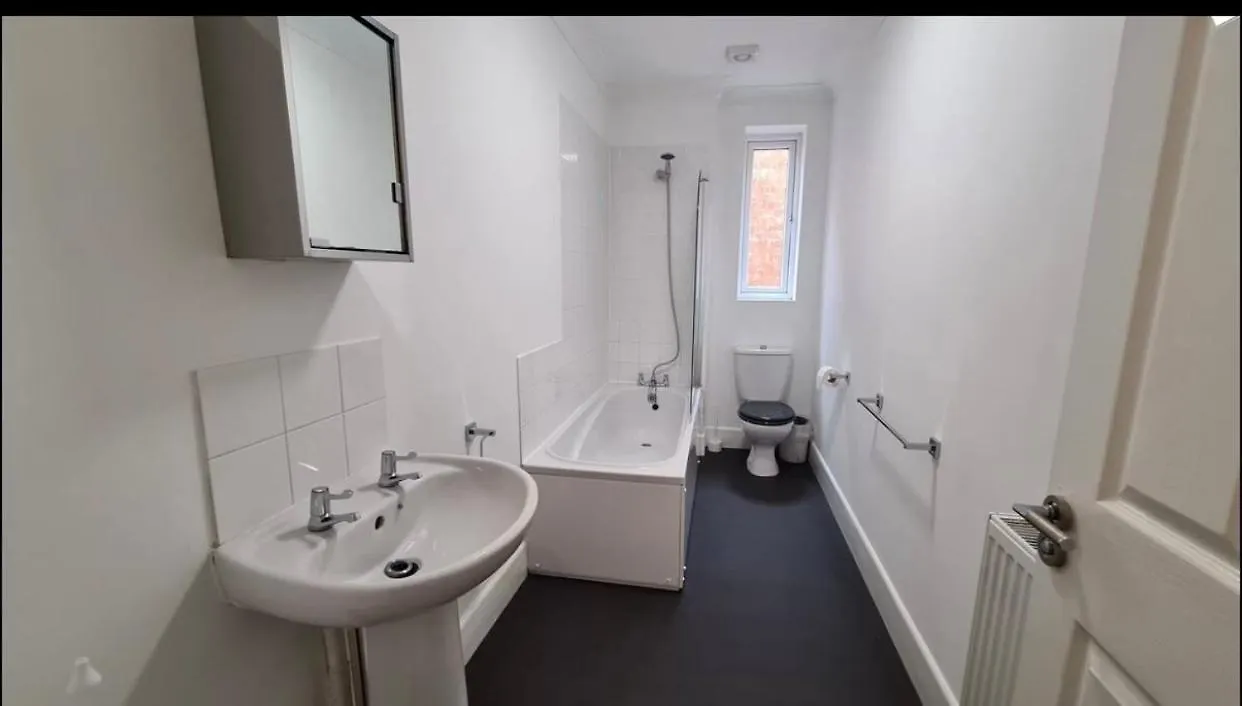 Beach Escape 4 Bedroom House, Sleeps 11, 2 Free Parking, Garden, Wifi, Smart Tv, Newly Decorated Bournemouth Vakantiehuis
