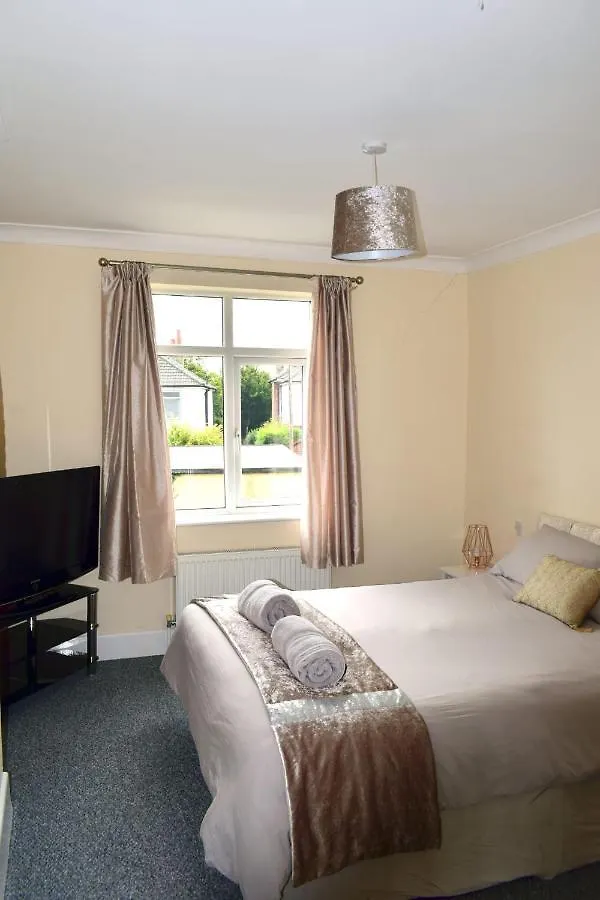 Beach Escape 4 Bedroom House, Sleeps 11, 2 Free Parking, Garden, Wifi, Smart Tv, Newly Decorated Bournemouth Vakantiehuis