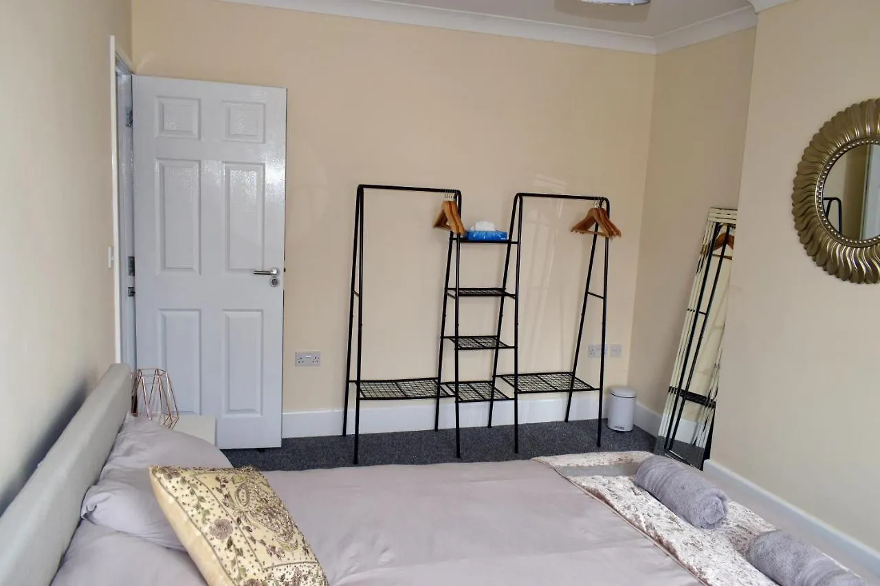 Beach Escape 4 Bedroom House, Sleeps 11, 2 Free Parking, Garden, Wifi, Smart Tv, Newly Decorated Bournemouth