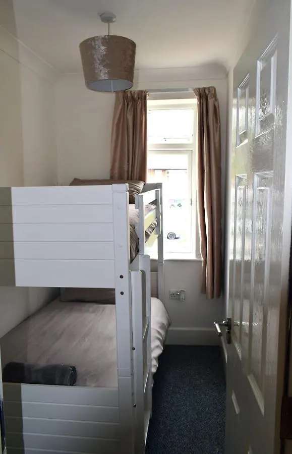 Beach Escape 4 Bedroom House, Sleeps 11, 2 Free Parking, Garden, Wifi, Smart Tv, Newly Decorated Bournemouth 0*,
