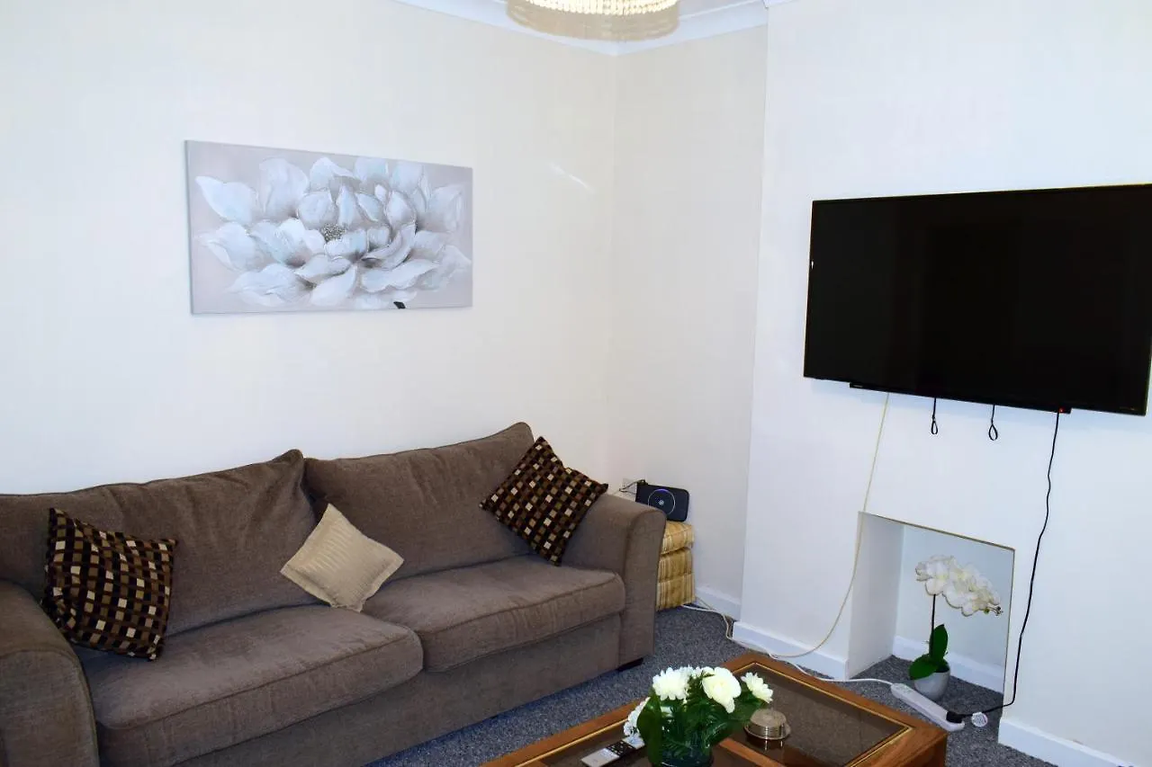 Beach Escape 4 Bedroom House, Sleeps 11, 2 Free Parking, Garden, Wifi, Smart Tv, Newly Decorated Bournemouth 0*,  Verenigd Koninkrijk