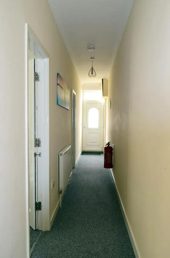 Beach Escape 4 Bedroom House, Sleeps 11, 2 Free Parking, Garden, Wifi, Smart Tv, Newly Decorated Bournemouth 0*,  Verenigd Koninkrijk