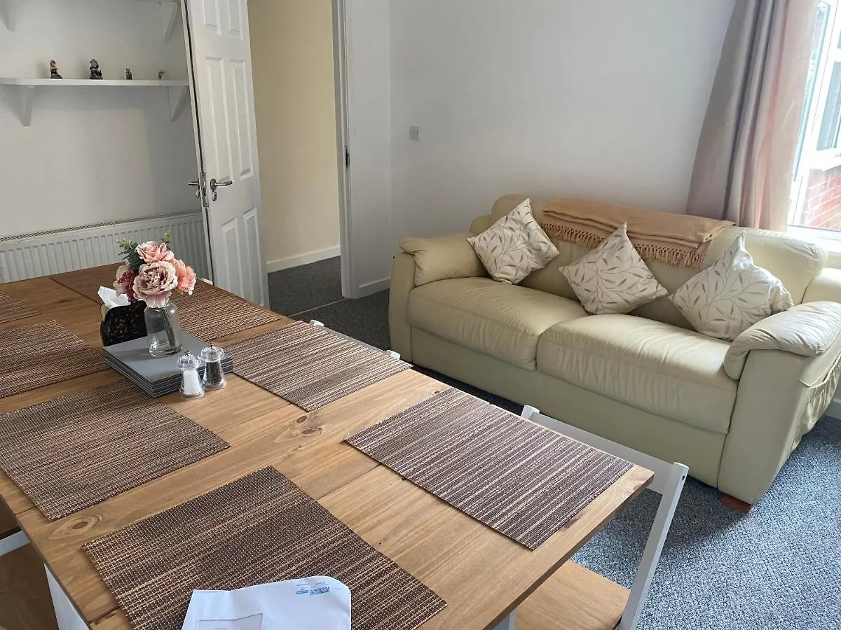 Vakantiehuis Beach Escape 4 Bedroom House, Sleeps 11, 2 Free Parking, Garden, Wifi, Smart Tv, Newly Decorated Bournemouth
