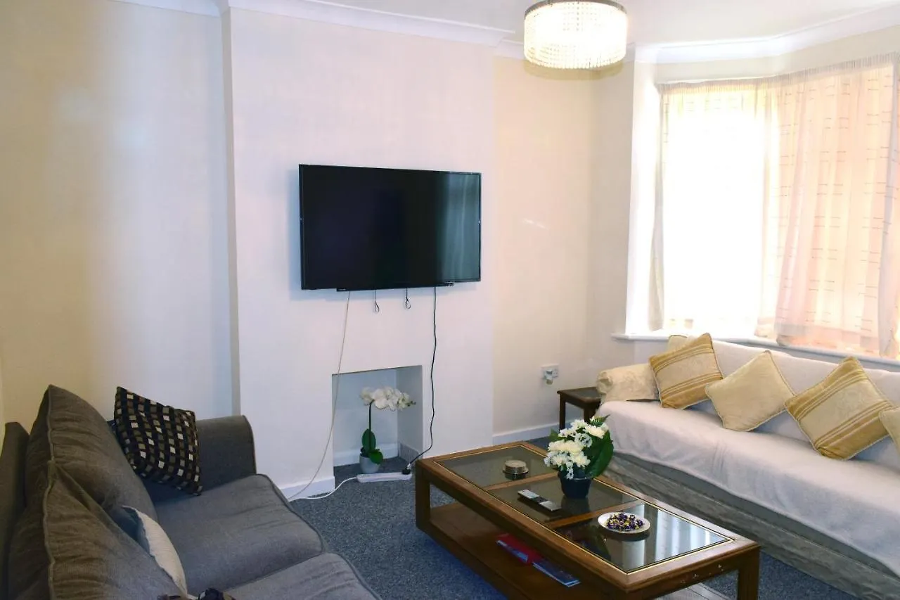 Beach Escape 4 Bedroom House, Sleeps 11, 2 Free Parking, Garden, Wifi, Smart Tv, Newly Decorated Bournemouth Vakantiehuis