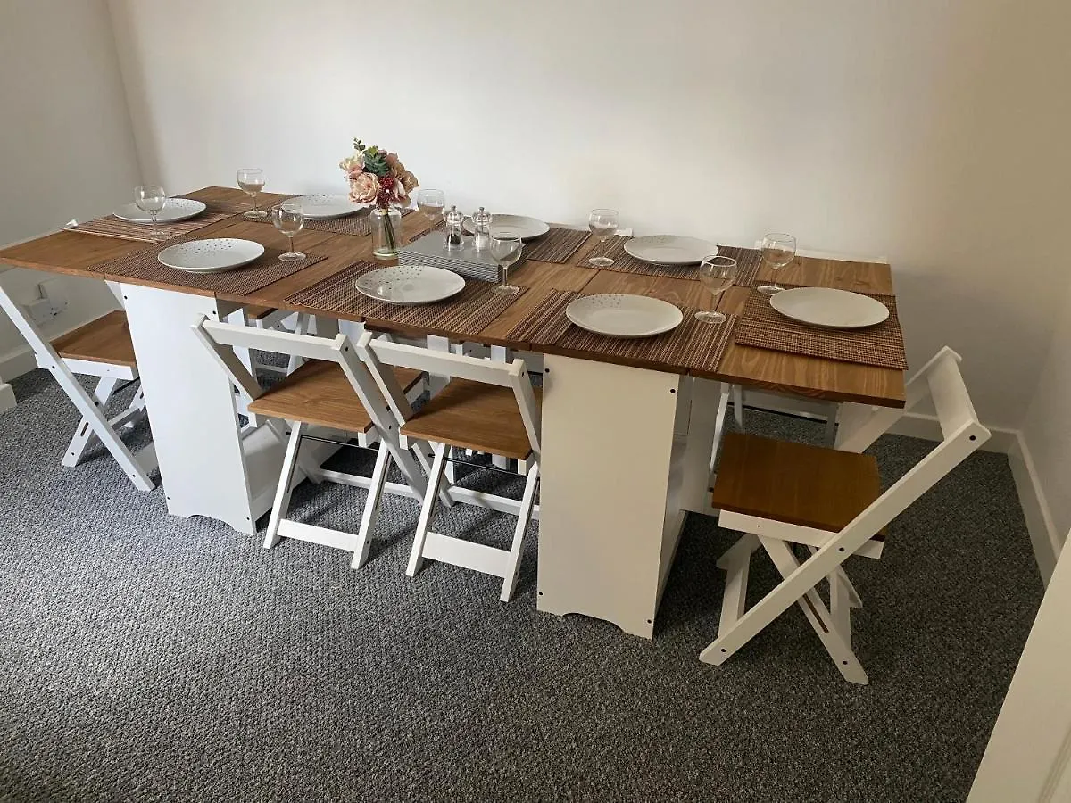 Beach Escape 4 Bedroom House, Sleeps 11, 2 Free Parking, Garden, Wifi, Smart Tv, Newly Decorated Bournemouth 0*,
