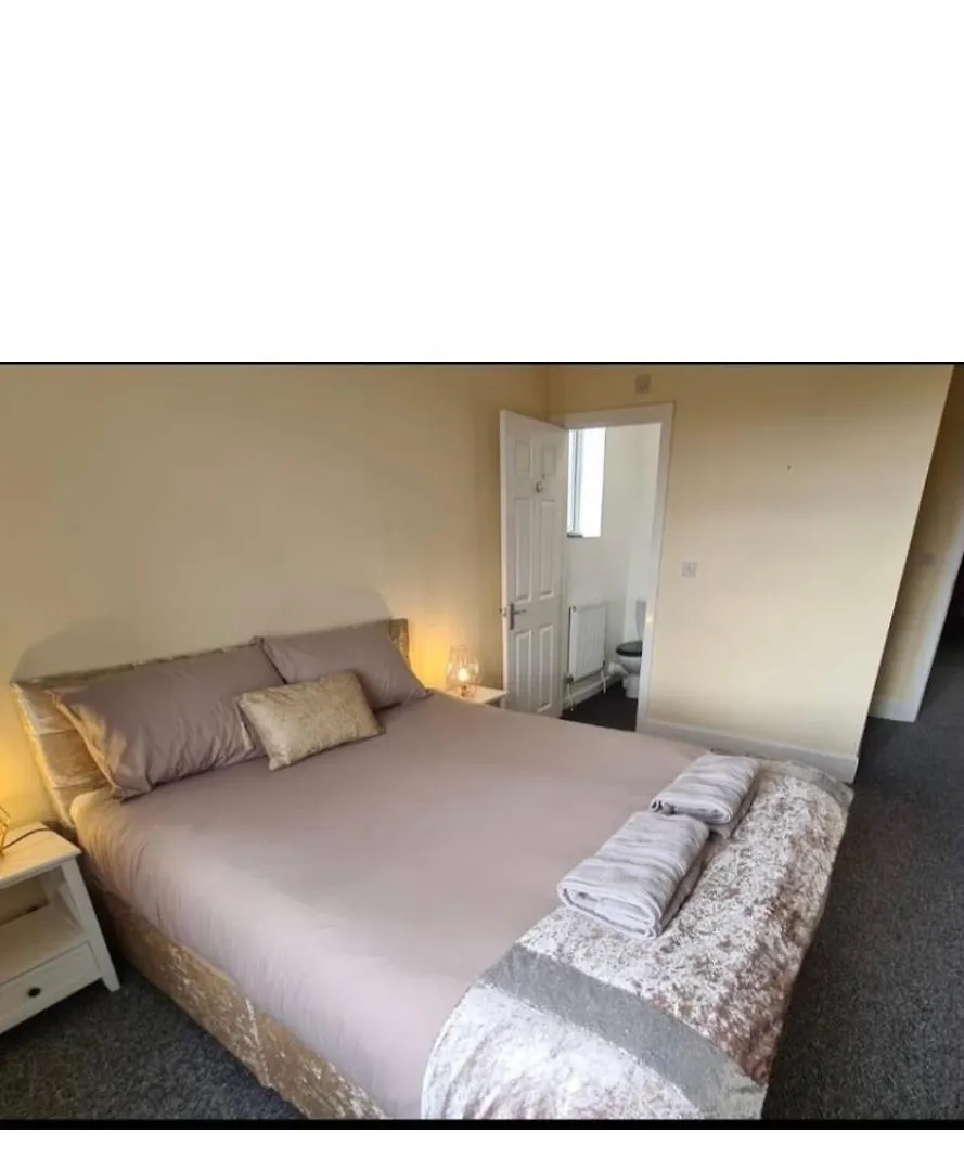 Beach Escape 4 Bedroom House, Sleeps 11, 2 Free Parking, Garden, Wifi, Smart Tv, Newly Decorated Bournemouth